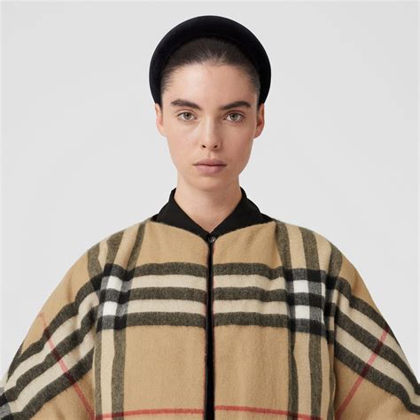 mantella burberry iniziali|Poncho e mantelle firmati da donna .